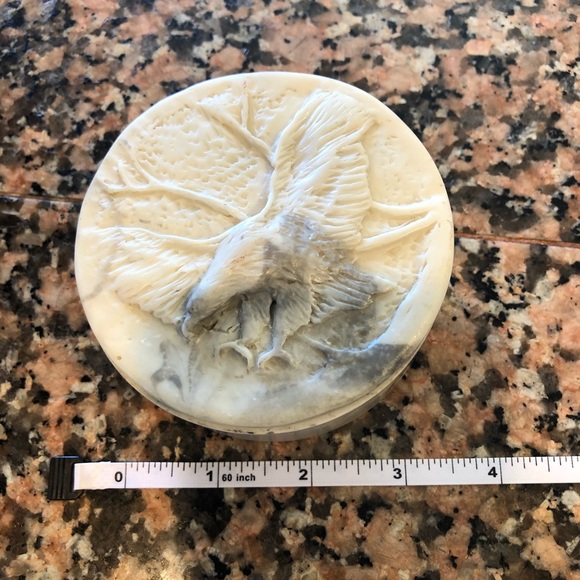 Small round trinket round box eagle carved lid - Picture 7 of 8